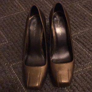 Pour La Victoire platform pumps!